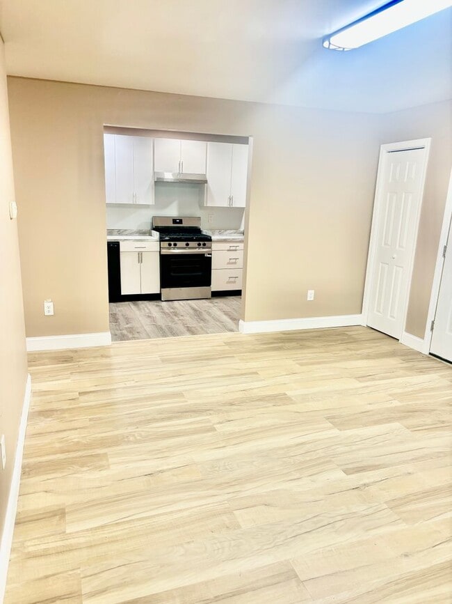 Building Photo - 2 Bedroom, 1 Bathroom Newly Renovated Cond...