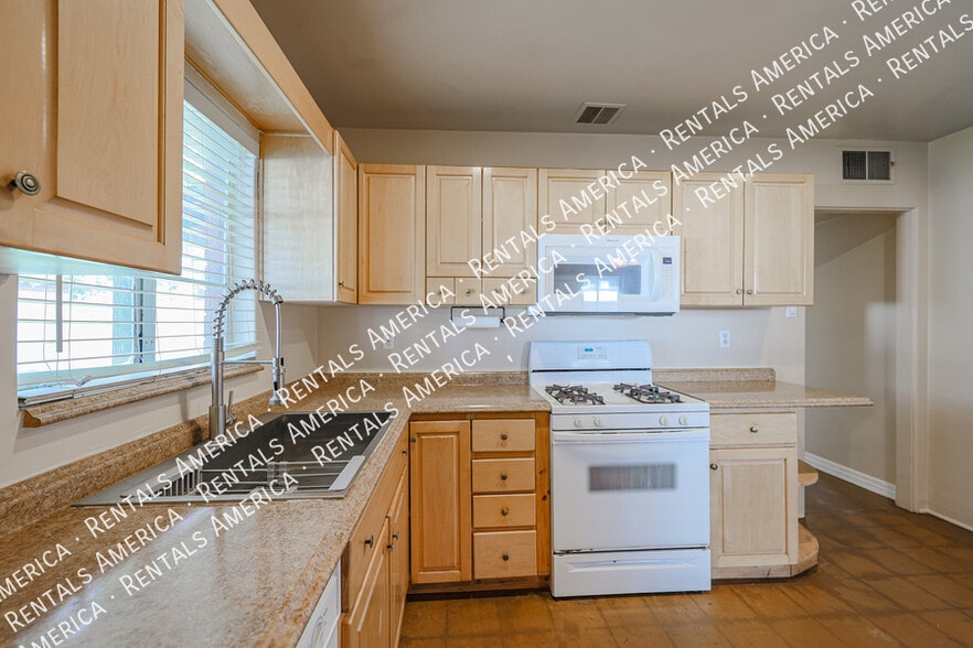 Building Photo - 2911 E Flower St