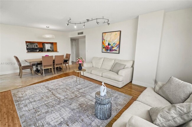 Building Photo - 4400 Hillcrest Dr