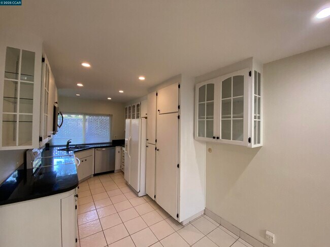 Building Photo - 1557 Siskiyou Dr