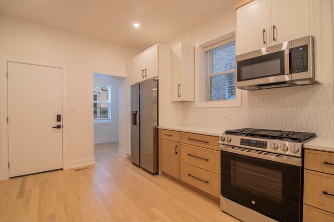 Building Photo - 3720 N Racine Ave