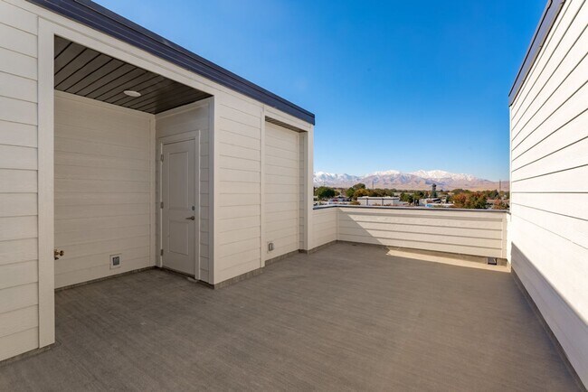Building Photo - Gorgeous Brand New Townhome!