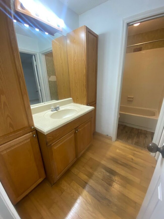 Building Photo - 2 Bed 1.5 Bath Townhome Washer Dyer Hookup...