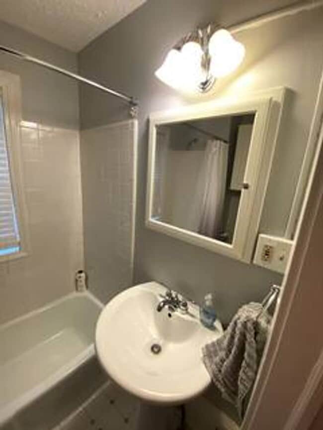 Building Photo - Spacious 4 Bedroom in Aksarben!