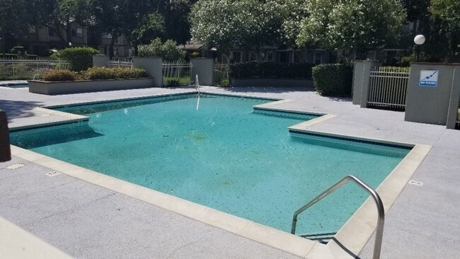 Building Photo - Townhouse 2 bedrooms, 2 1/2 baths, 2 car g...