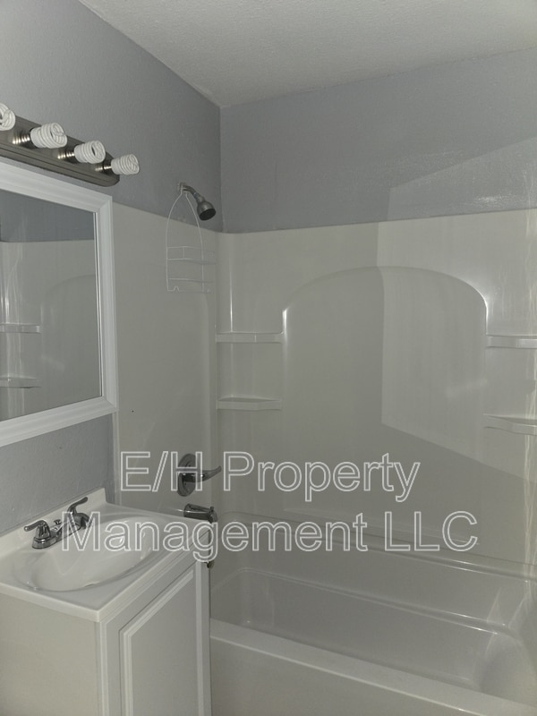 Building Photo - 1338 N Volutsia