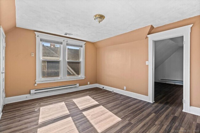 Building Photo - 737 Laurel Ave
