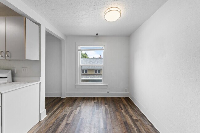 Building Photo - 2 Bedroom 2 Bathroom on College Street!