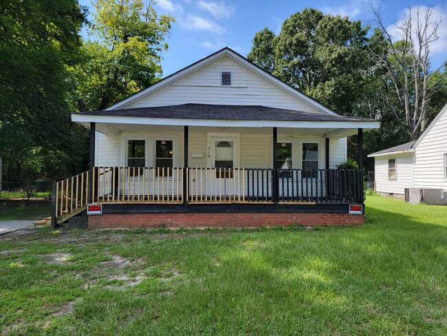 Primary Photo - Great 3 bedroom 1 bath home in the heart o...