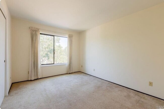 Building Photo - Stunning 2 Bed 2 Bath Condo in Novato, CA