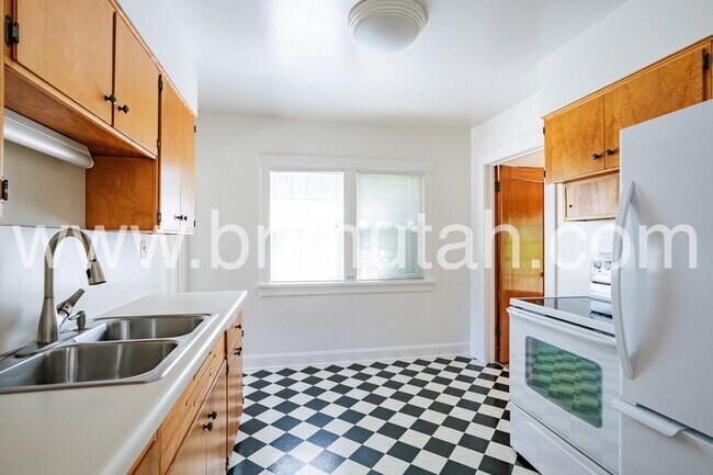 Building Photo - 1655 E 900 S