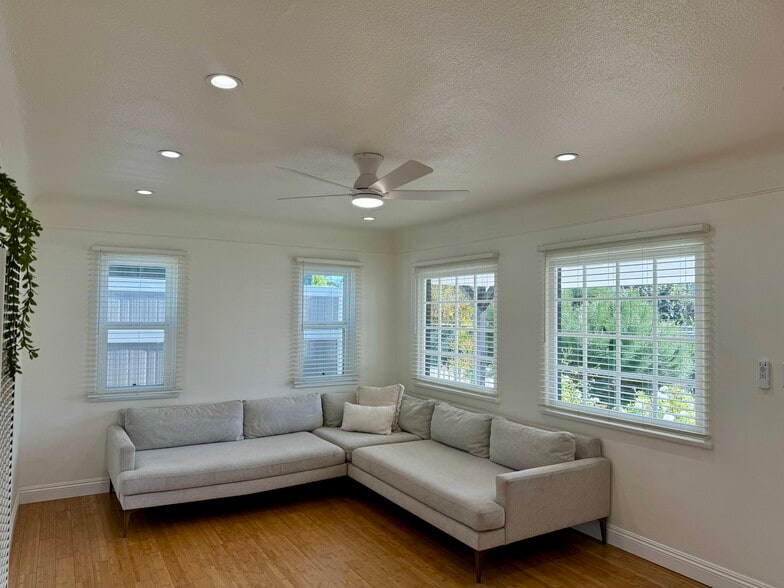 Building Photo - 2754 S Barrington Ave