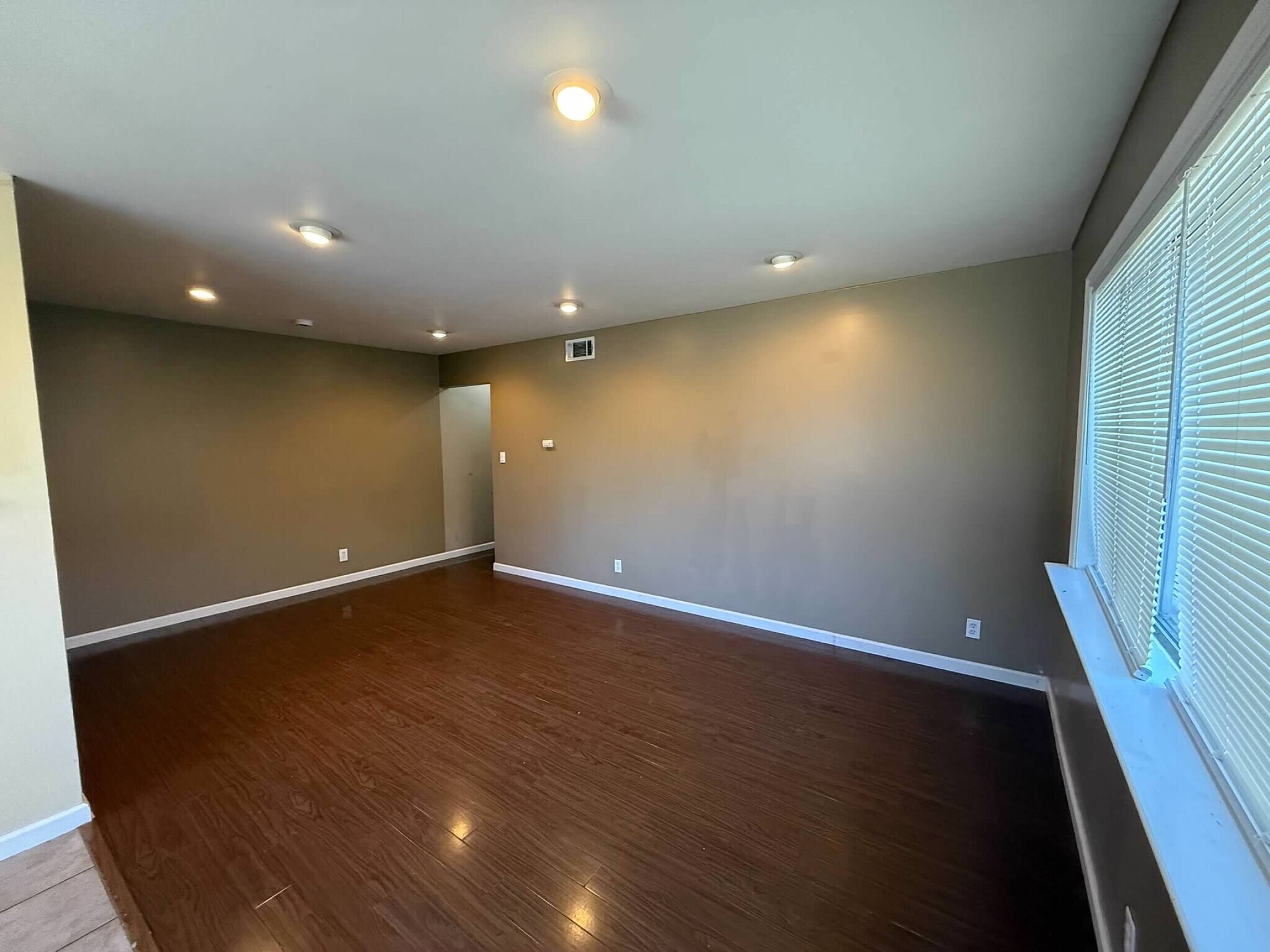 Building Photo - 2032 Benita Dr