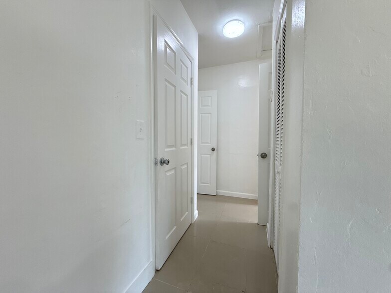 Building Photo - 911 NW 57th St