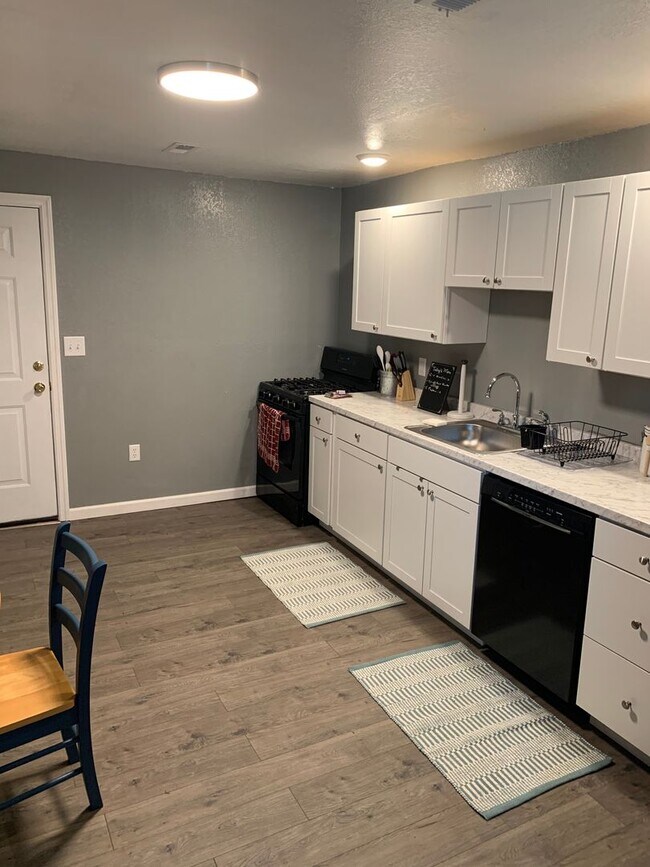 Building Photo - 903 E Carson St