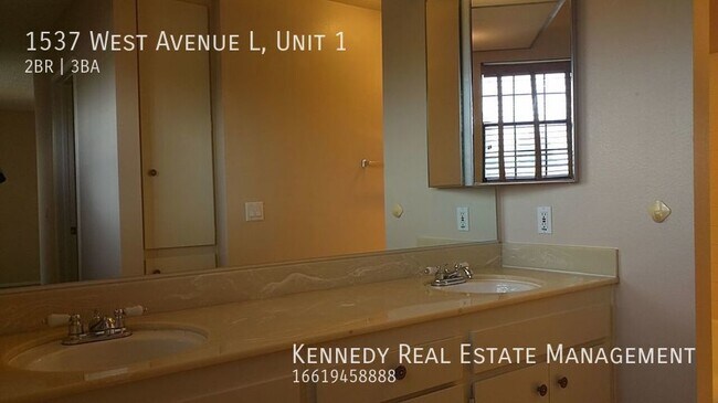 Building Photo - Location, Location, Location! 2 Bedroom To...
