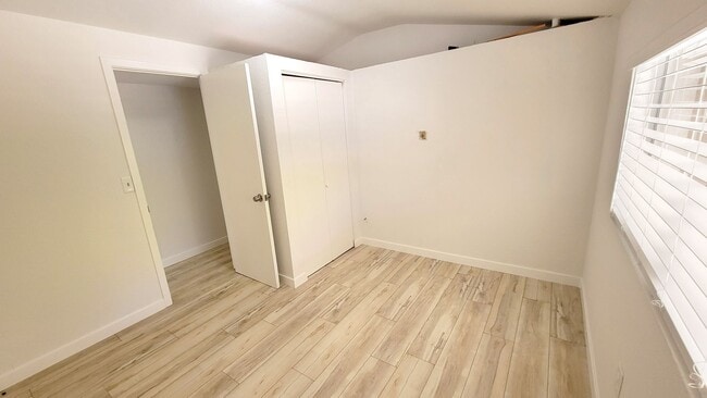 Building Photo - 2 bedroom/1 bath house with beautiful nort...