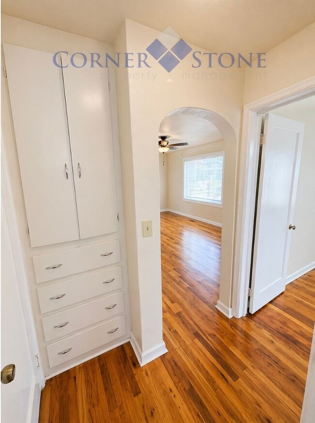 Building Photo - MOVE IN TODAY FOR MAY RENT FREE!