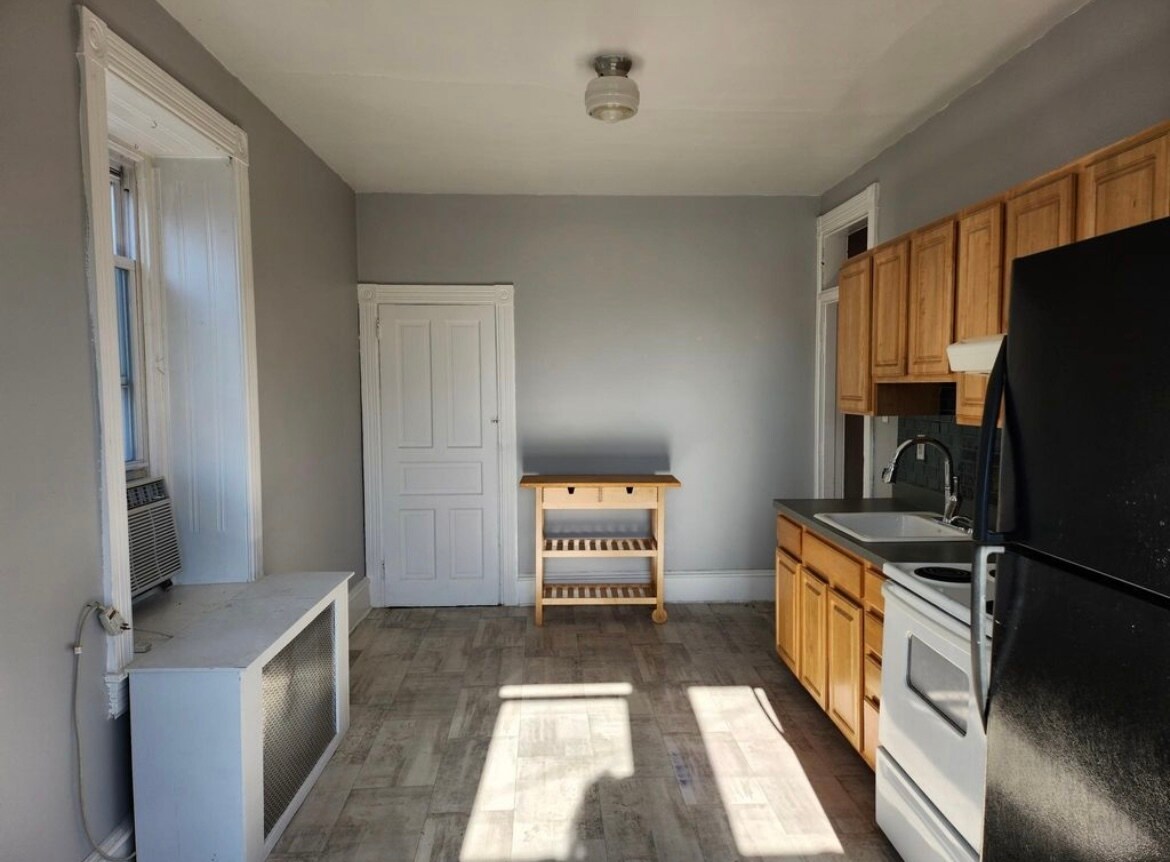 Building Photo - 163 Sumac St