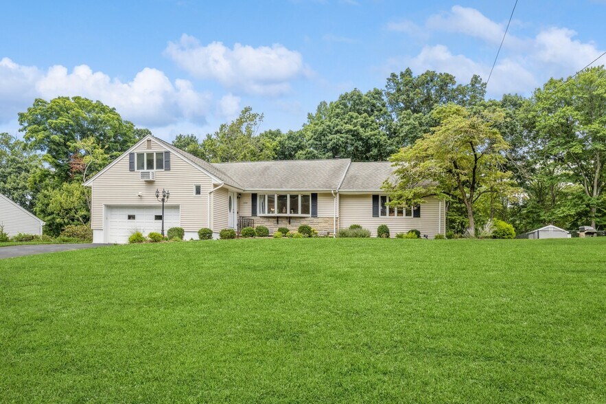 Building Photo - 558 Baylor Ave