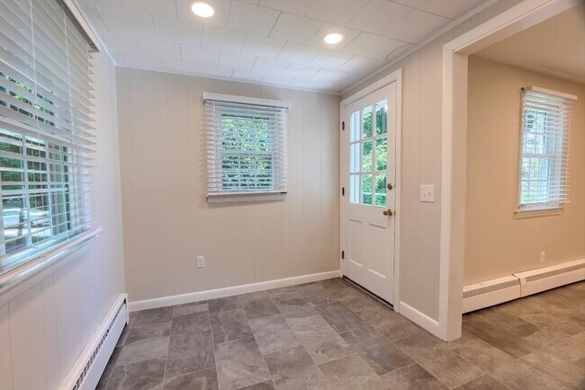 Building Photo - 2 Bay Edge Ln