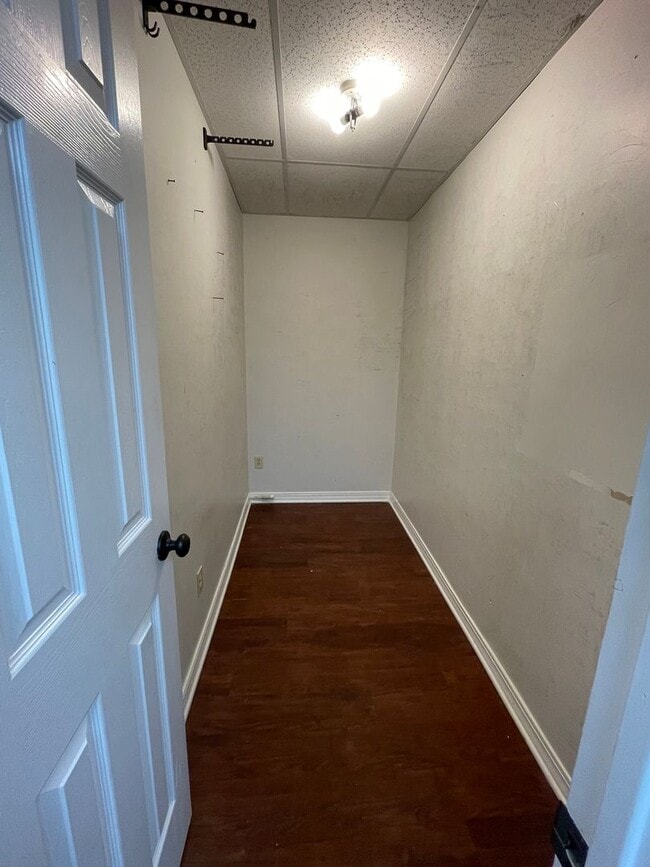 Building Photo - Gorgeous Commercial Unit off of North Market!