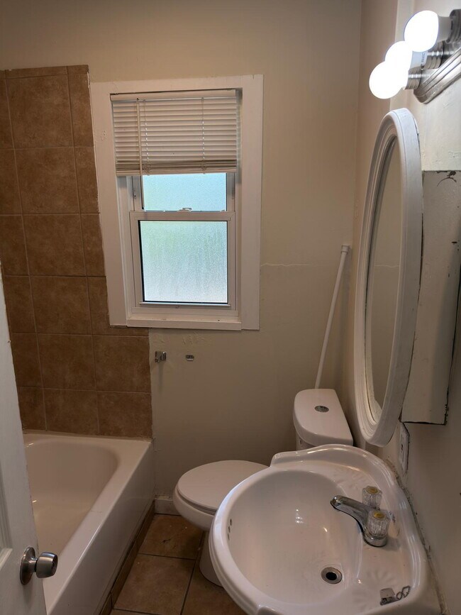 Building Photo - Cozy & Functional Living in St. Louis – 4-...