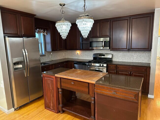 Building Photo - 260 Custer Ave