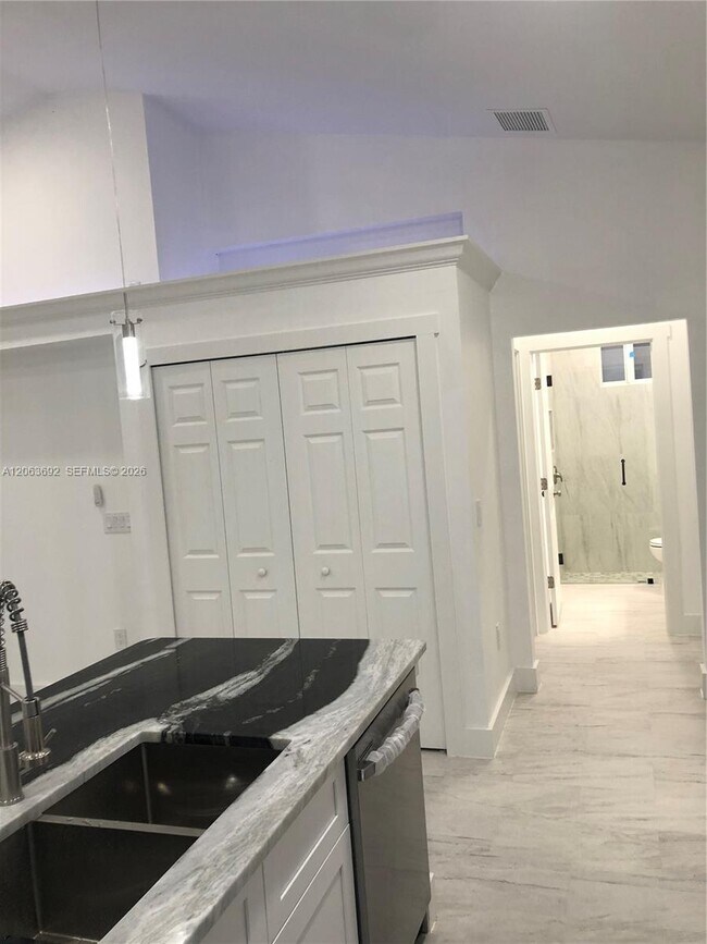 Building Photo - 4568 Golfview Blvd