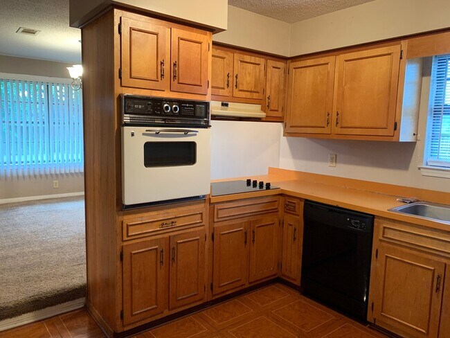 Building Photo - 3-bedroom 2 bath home - St. Martin School District