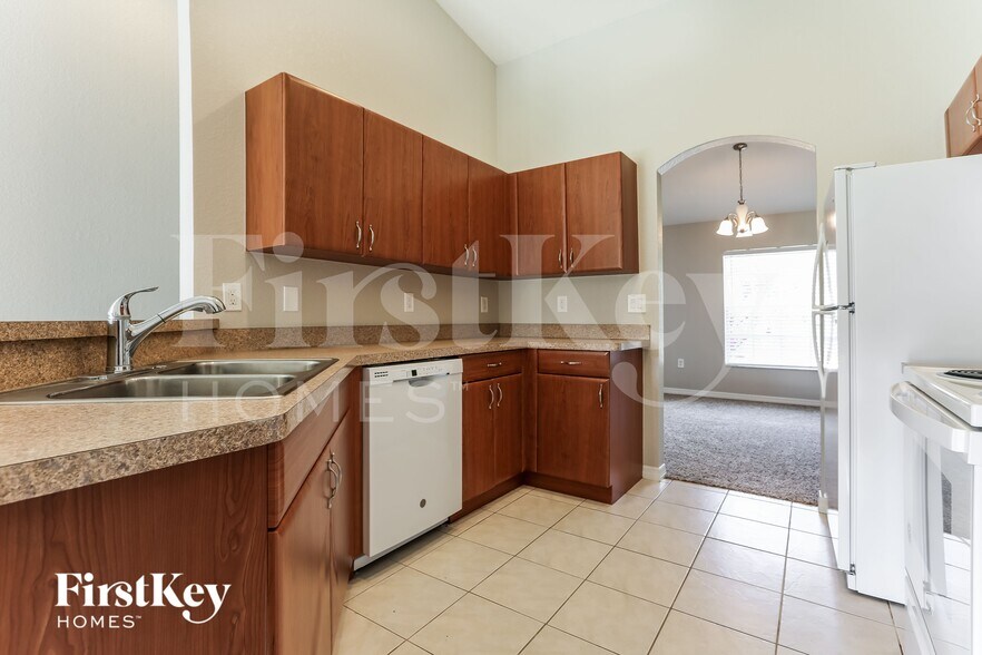 Building Photo - 2637 Lacroix Ave