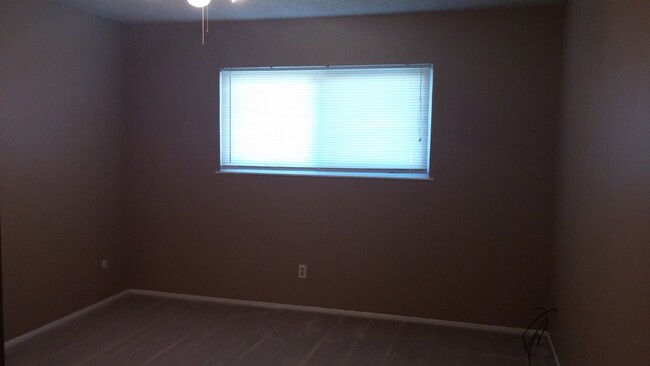 Building Photo - Headliner home. Near schools, shopping & a...