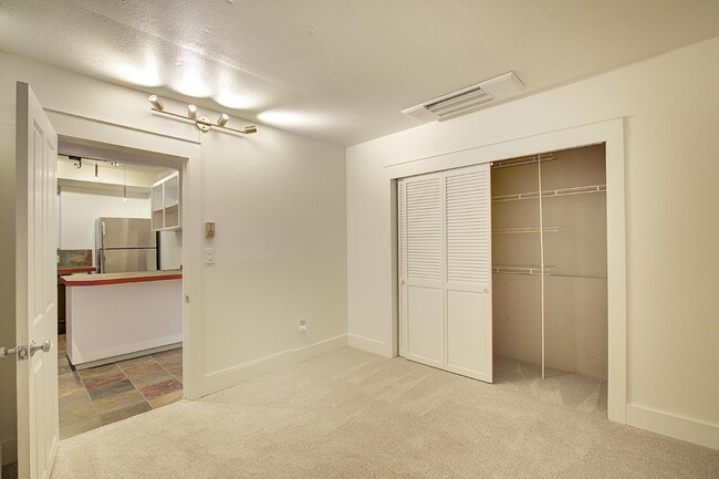 Building Photo - 1038 Lakeview Blvd E