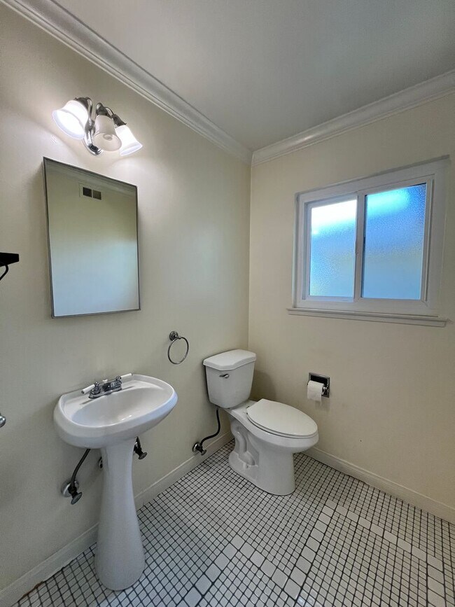 Building Photo - 3 Bed 2.5 Bath Fountain Valley Beauty Now Available