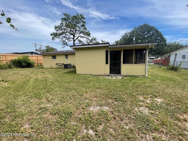 Building Photo - 165 Parkwood Dr W