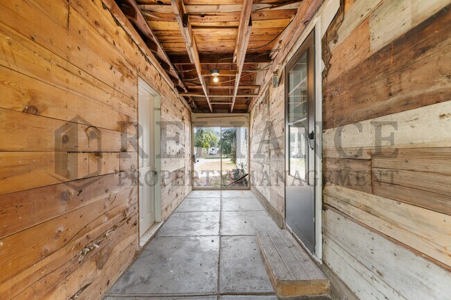 Building Photo - 902 W Wallingford St