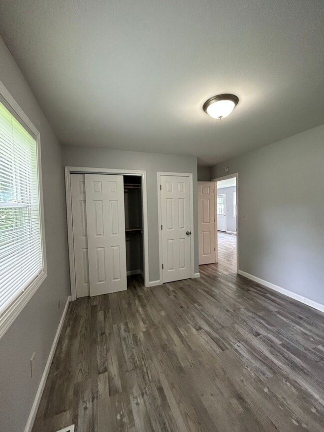 Building Photo - Remodeled 2 Bedroom Duplex