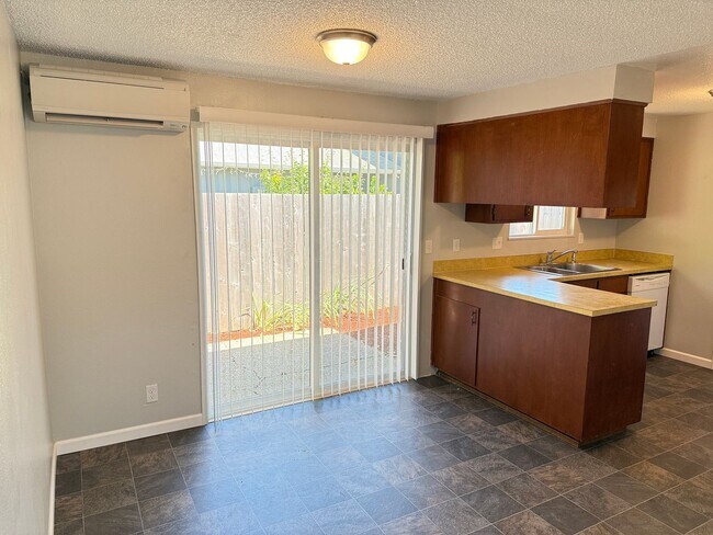 Building Photo - Updated 2 bedroom 1 bathroom dulpex in Springfield!