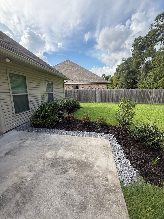 Building Photo - 3 BEDROOM IN FABULOUS NEIGHBORHOOD!