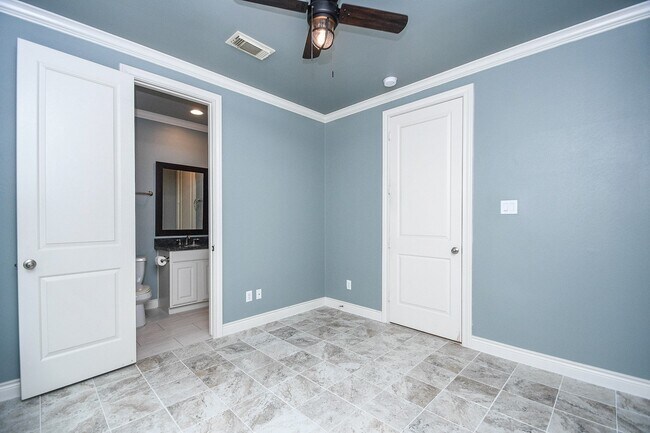 Building Photo - 2222 Hilshire Lake Dr