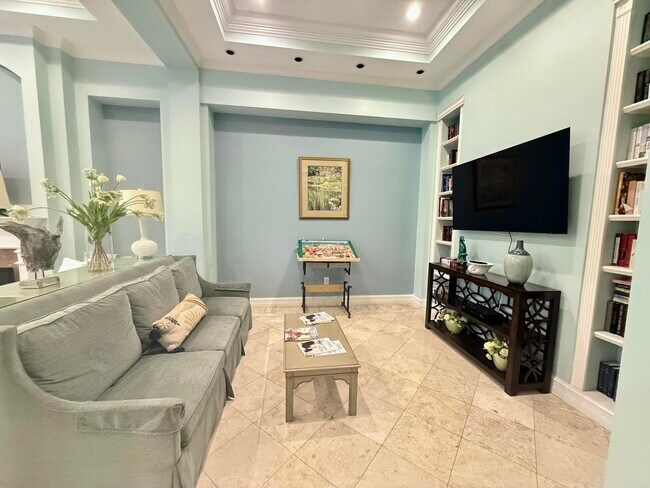 Building Photo - 630 S Sapodilla Ave