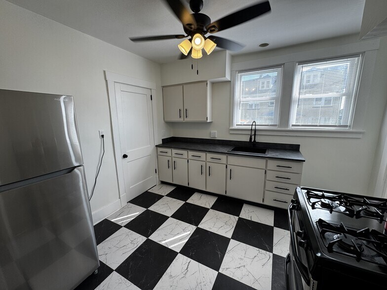 Building Photo - 2975 Belrose Ave