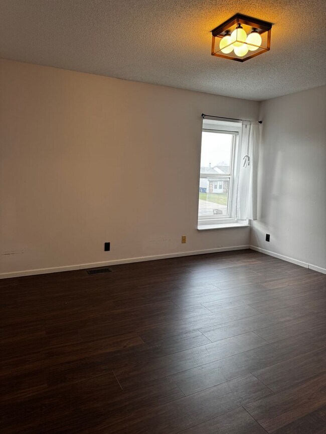 Building Photo - 3250 N Longfellow Ct