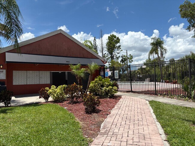 Building Photo - **Coming Soon** 1/1 Condo for Rent in Fort Myers