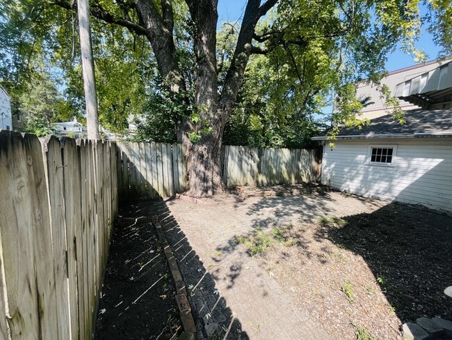 Building Photo - 215 S Kosciusko St