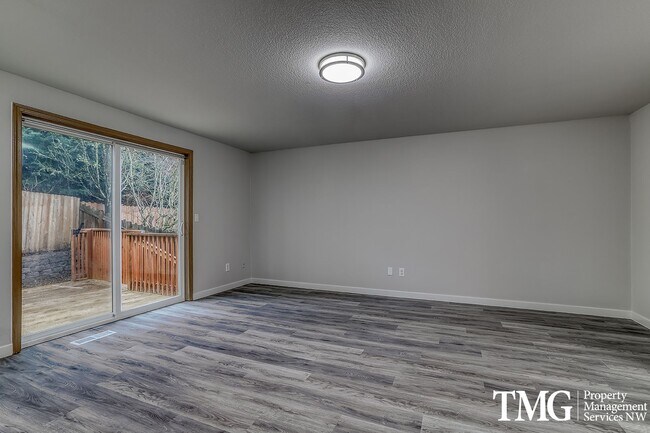 Building Photo - Spacious 4 Bedroom/2.5 Bath Hazell Dell Home!