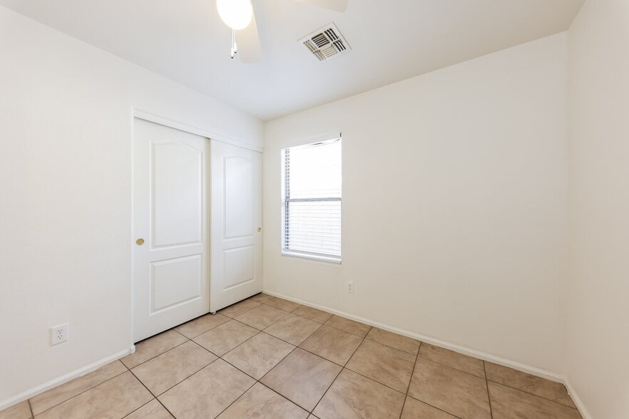 Building Photo - 2510 W Bent Tree Dr