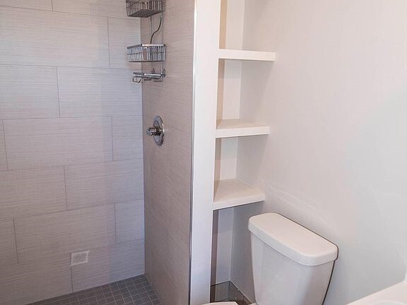 Full Bath - 468 W McMicken Ave