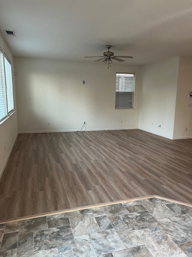 Building Photo - 252 Crescent Moon Dr