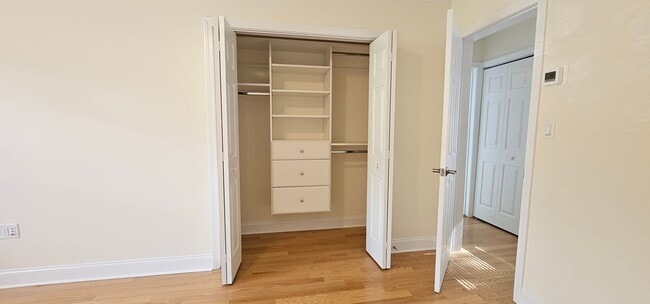 Building Photo - Spacious 1-Bedroom Townhouse in Scenic Area